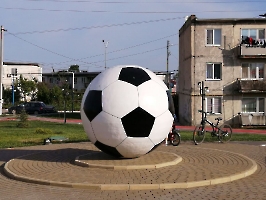 Татищево. Декоративное сооружение «Футбольный мяч»