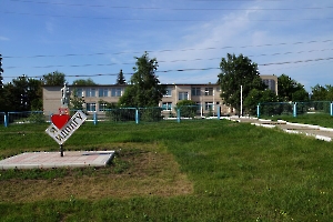 Идолга. Школа, памятник павшим в ВОВ и арт-объект «Я люблю Идолгу»