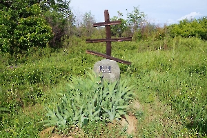 Гора Крутые Бедёрки. Крест и надгробный камень с табличкой на месте захоронения военного врача А.П. Камышовой