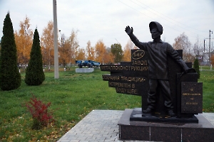 Энгельс. Памятник работникам ЗМК