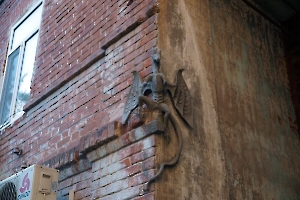 Саратов. Скульптура дракона на стене дома