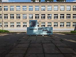 Саратов. Памятник погибшим в Великую Отечественную войну во дворе школы №103