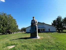 Новая Красавка. Памятник М.И. Калинину
