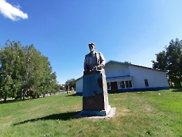 Новая Красавка. Памятник М.И. Калинину