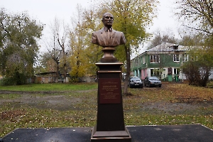 Энгельс. Памятник С.В. Михалкову