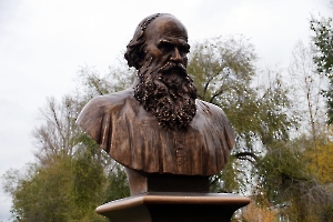 Энгельс. Памятник Л.Н. Толстому