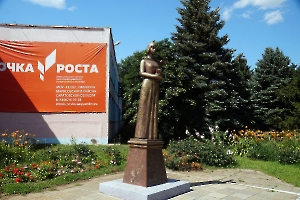 Павловка. Памятник первой учительнице 