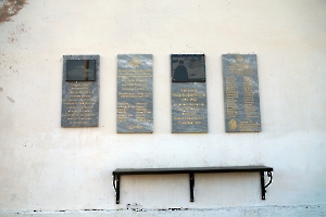 Орловское. Таблички на здании дома культуры