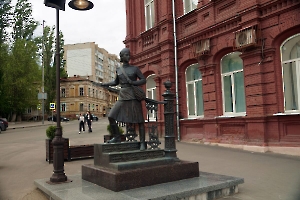 Саратов. Памятник военной медсестре