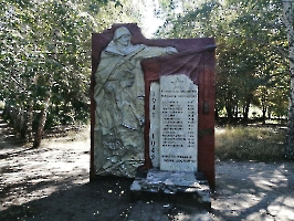Памятник погибшим в ВОВ в ОПХ «Саратовское»