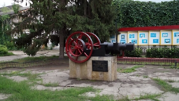 Балаково. Памятник-макет первого двигателя производства завода братьев Маминых 