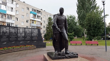Балаково. Памятник воину-победителю и Аллея Героев