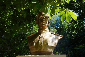 Саратов. Памятник П.Т. Пономарёву