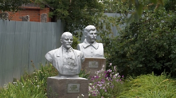 Ровное. Бюсты Ленина и Сталина во дворе музея