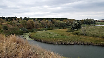 Вид на реку Саратовка с обзорной точки у лагеря «Азимут»