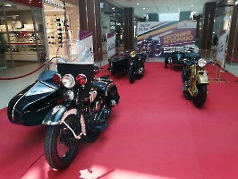 Выставка мотоциклов «Обгоняя историю» в ТЦ «Триумф» и прогулка по городу
