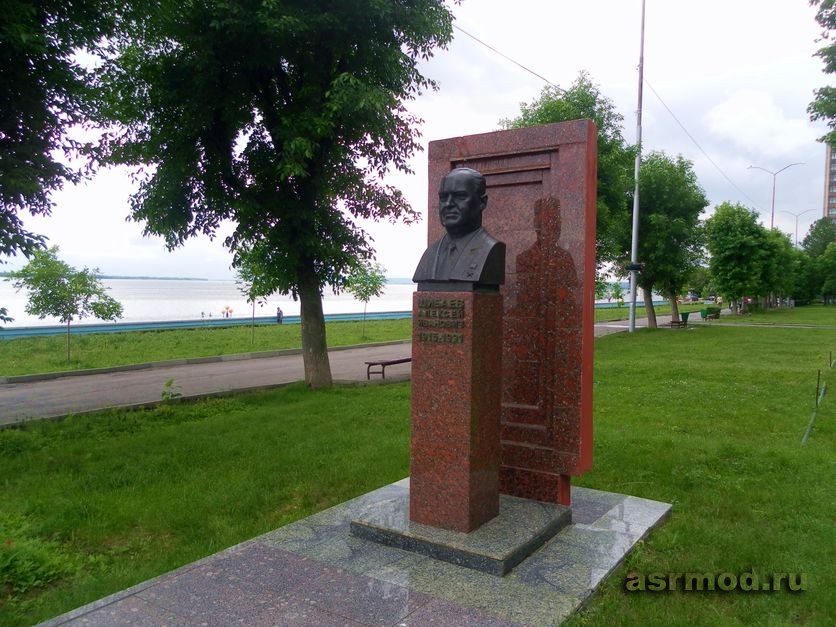 Саратов. Памятник А.И. Шибаеву