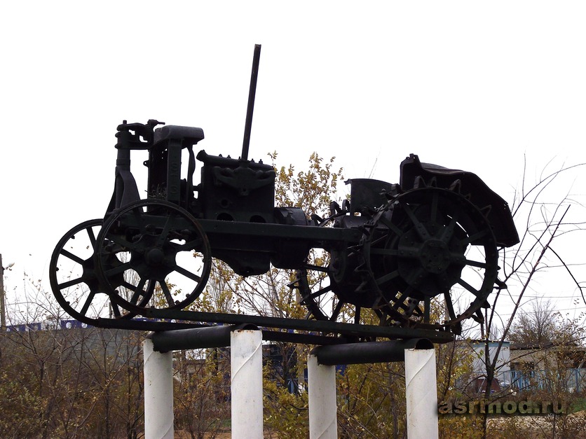 Ольховка. Памятник трактору