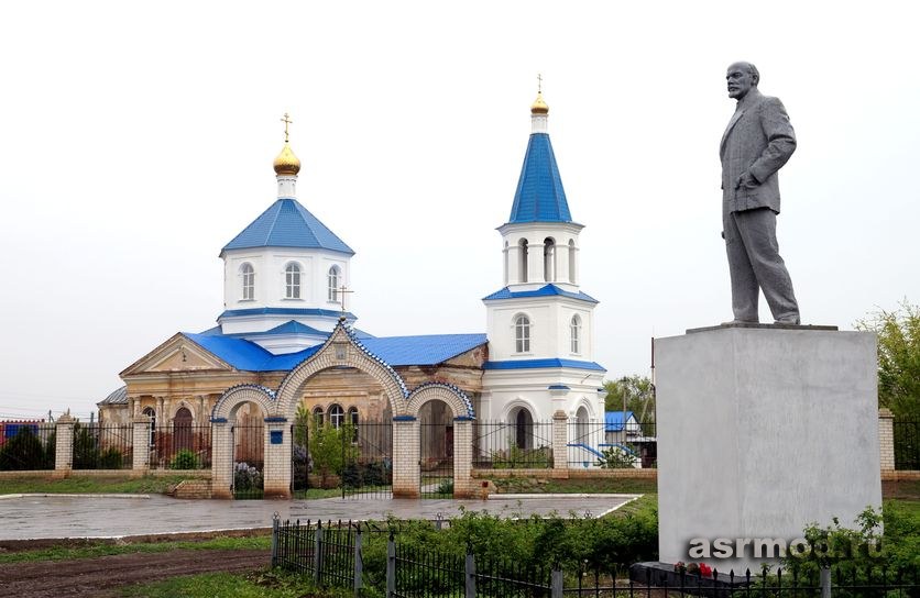Капустин Яр. Церковь Николая Чудотворца и памятник Ленину