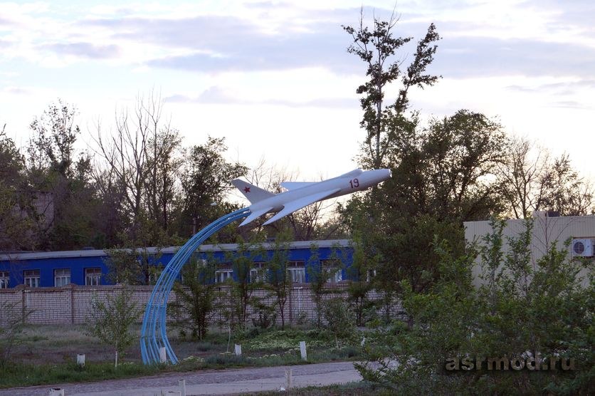 Ахтубинск. Самолет-памятник у кадетской школы-интерната с первоначальной лётной подготовкой