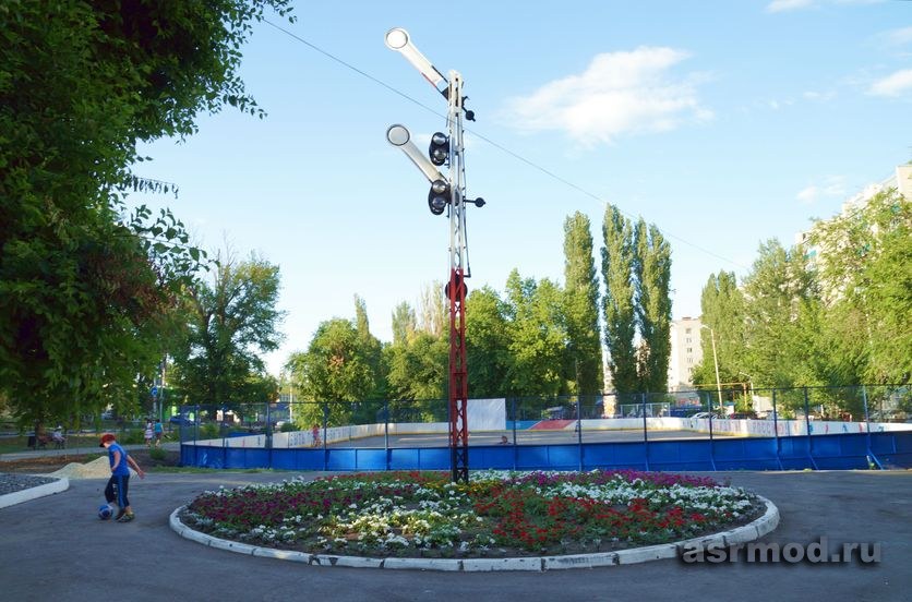 Саратов. Памятник семафору в Сквере железнодорожников