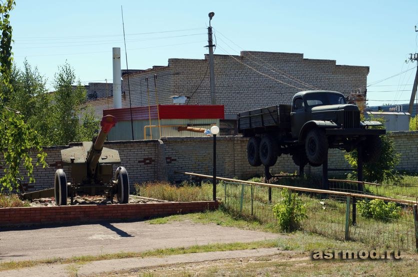 Павловка. Памятник-автомобиль ЗИС-5 и гаубица Д-1