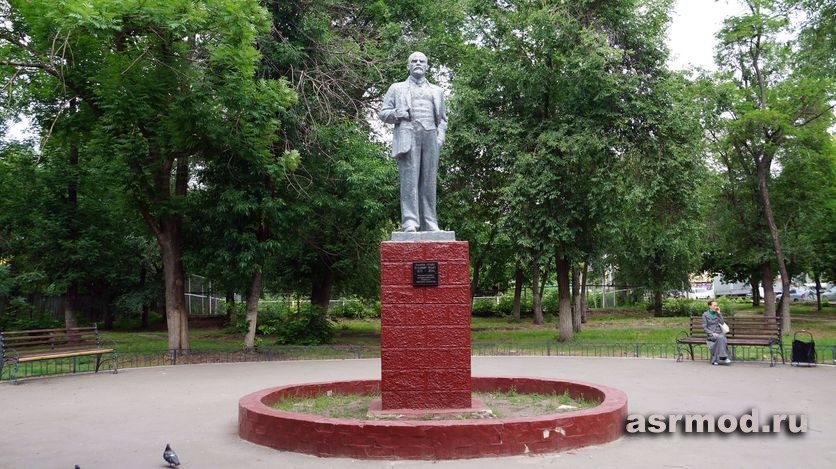 Саратов. Памятник В. И. Ленину на улице Чернышевского