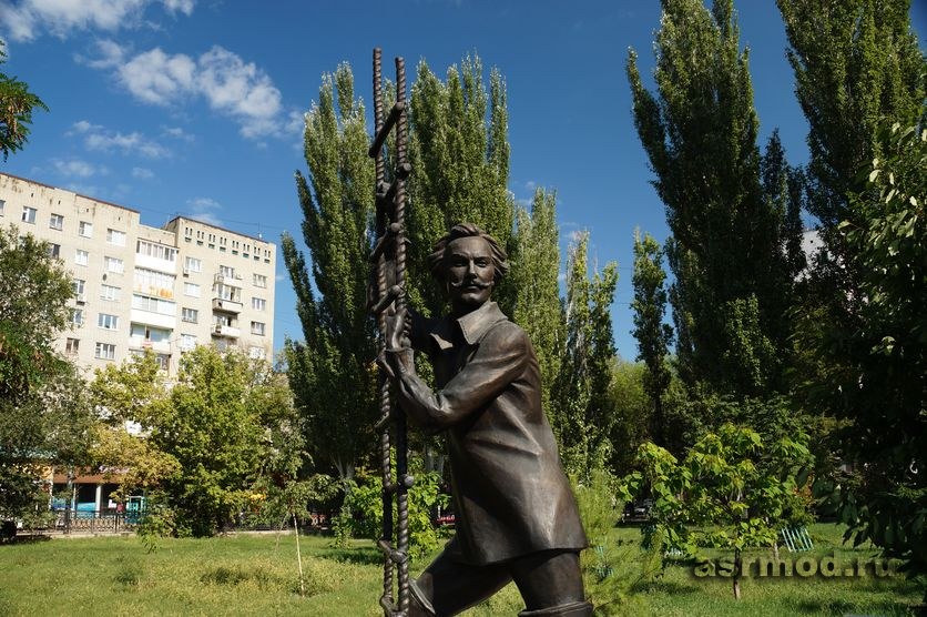 Саратов. Памятник Олегу Янковскому