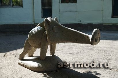 Саратов. Детский парк. Скульптура кабана в зооуголке