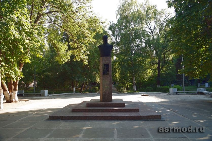 Саратов. Памятник Н.Н. Семёнову