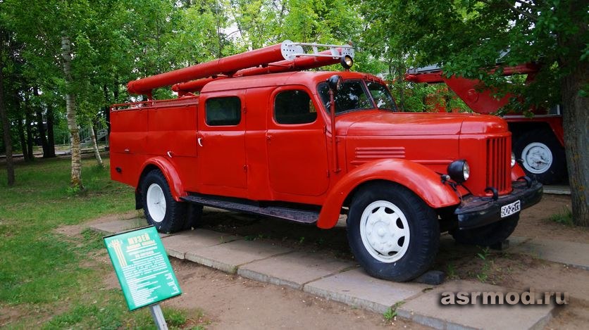 Саратов. Экспозиции Парка Победы: Аллея МЧС России. Автоцистерна пожарная АЦ-30 на шасси автомобиля ЗИЛ-164А