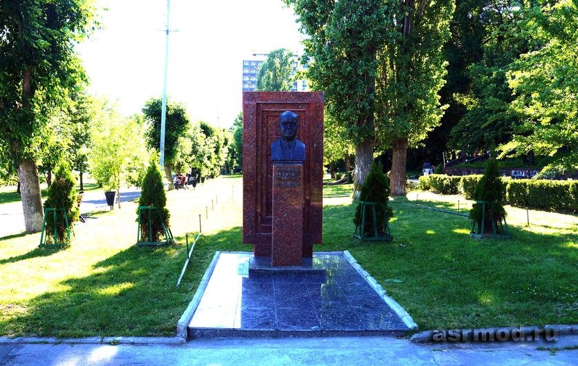 Саратов. Памятник А. И. Шибаеву
