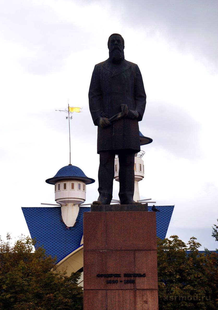 Москва энгельс. Город Энгельс Фридриха Энгельса памятник. Энгельс статуя Фридрих статуя. Тверь памятник Энгельсу. Фото памятник Энгельсу в Энгельсе.