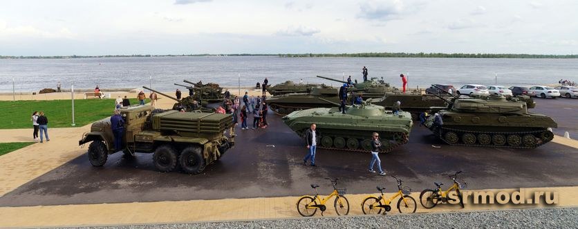Экспозиция военной техники на набережной Волгограда