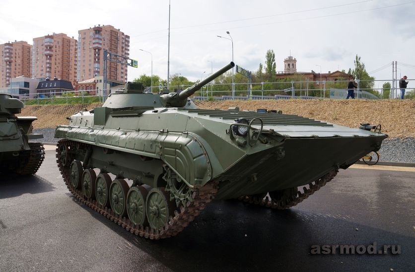 Экспозиция военной техники на набережной Волгограда. БМП-1