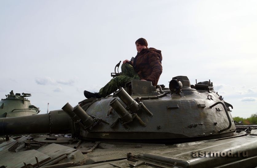 Экспозиция военной техники на набережной Волгограда. Т-72