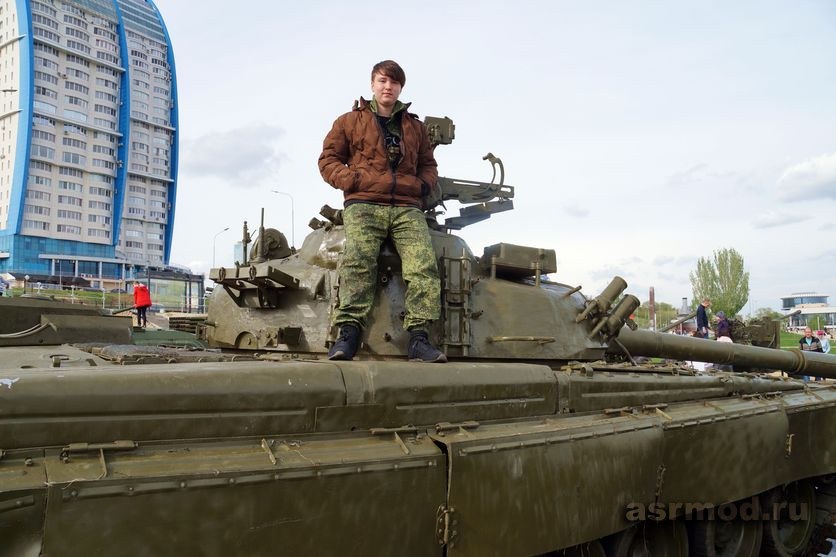 Техник волгоград. Волгоград танки на набережной. Волгоград Военная техника на набережной. Волгоград выставка военной техники на набережной. Танк на набережной.