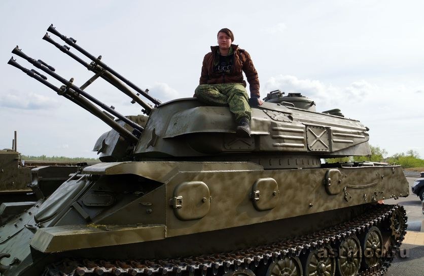 Экспозиция военной техники на набережной Волгограда. ЗСУ-23-4 «Шилка»