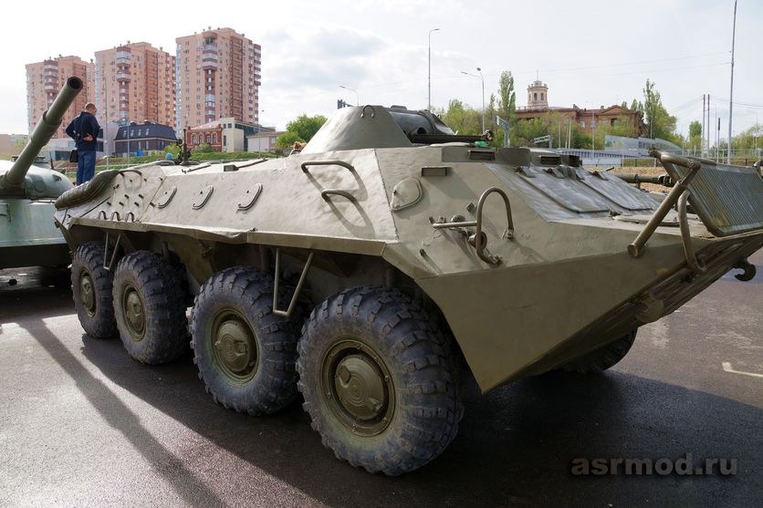 Экспозиция военной техники на набережной Волгограда. БТР-70
