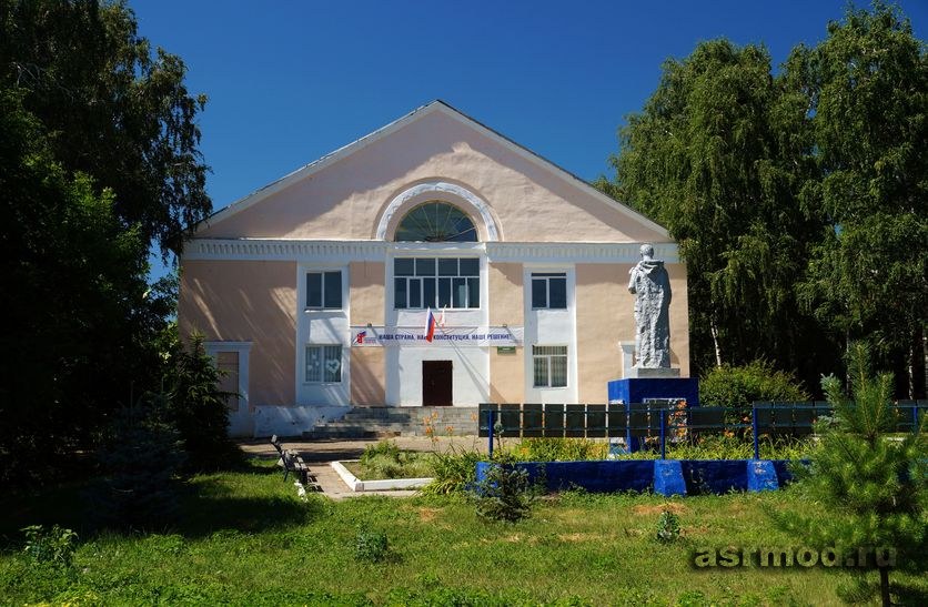 Алексеевка. Культурно-досуговый центр и памятник воинам, погибшим в ВОВ
