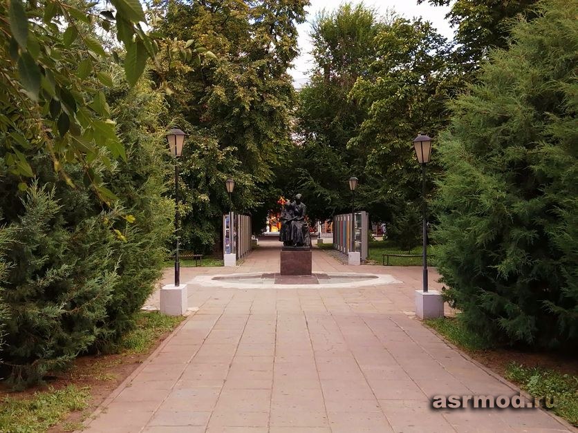 Саратов. Памятник Первой учительнице