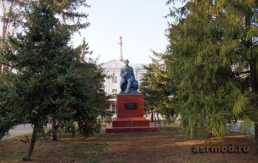 Саратов. Памятник М. В. Ломоносову