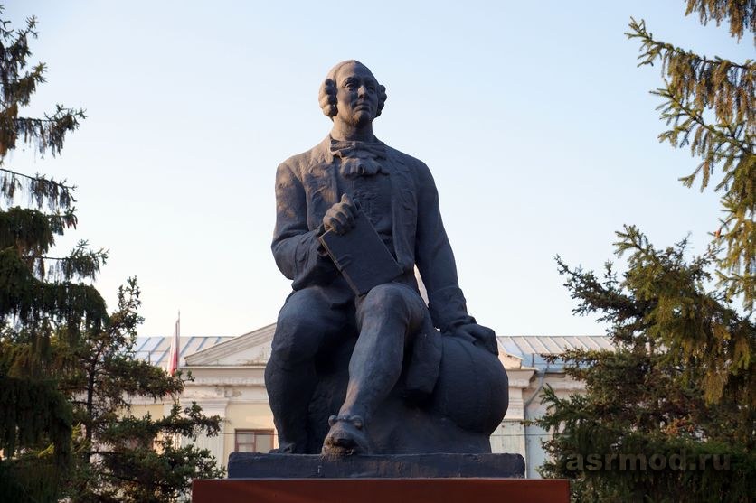 Саратов. Памятник М. В. Ломоносову