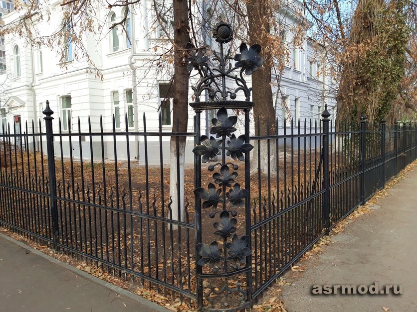Саратов. Кованный забор у бывшей детской городской больницы №4