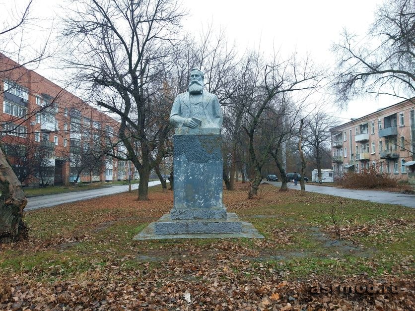 Приволжский. Памятник Ф. Энгельсу