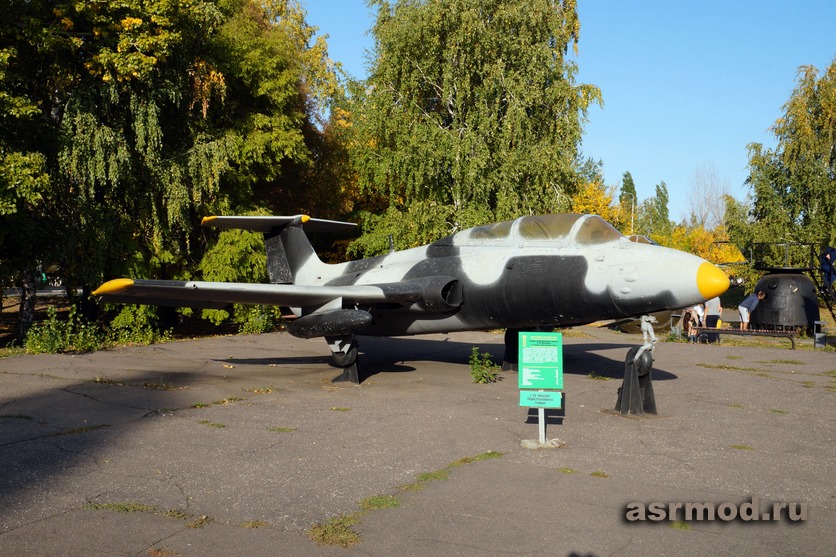Экспозиции Парка Победы: Учебно-тренировочный самолёт Aero L-29 Delfin