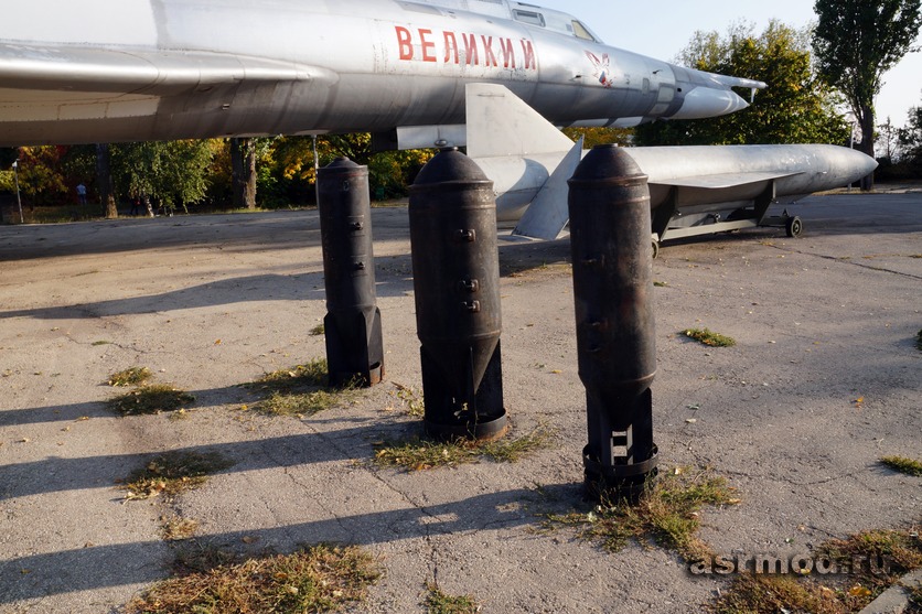 Экспозиции Парка Победы: Фугасные авиационные бомбы ФАБ-250, ФАБ-500 и разовая бомбовая кассета РБК-250