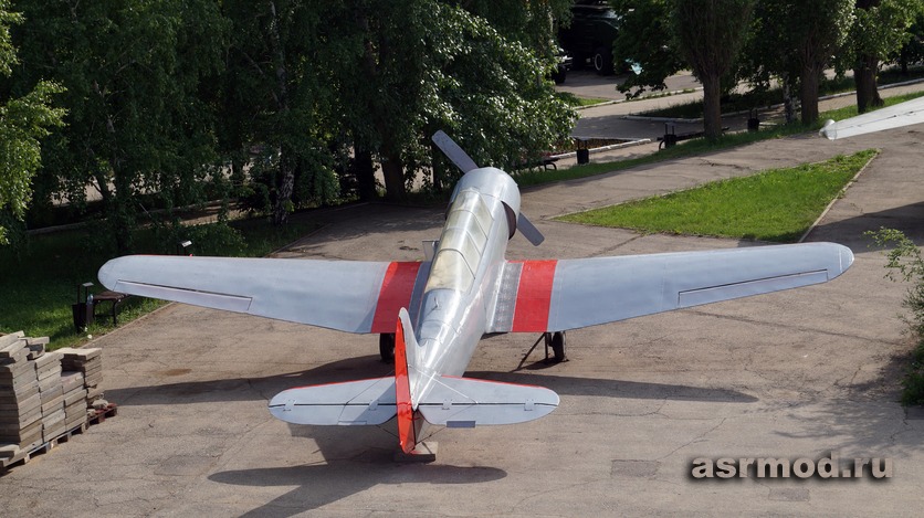 Экспозиции Парка Победы: Учебно-тренировочный самолет Як-18А