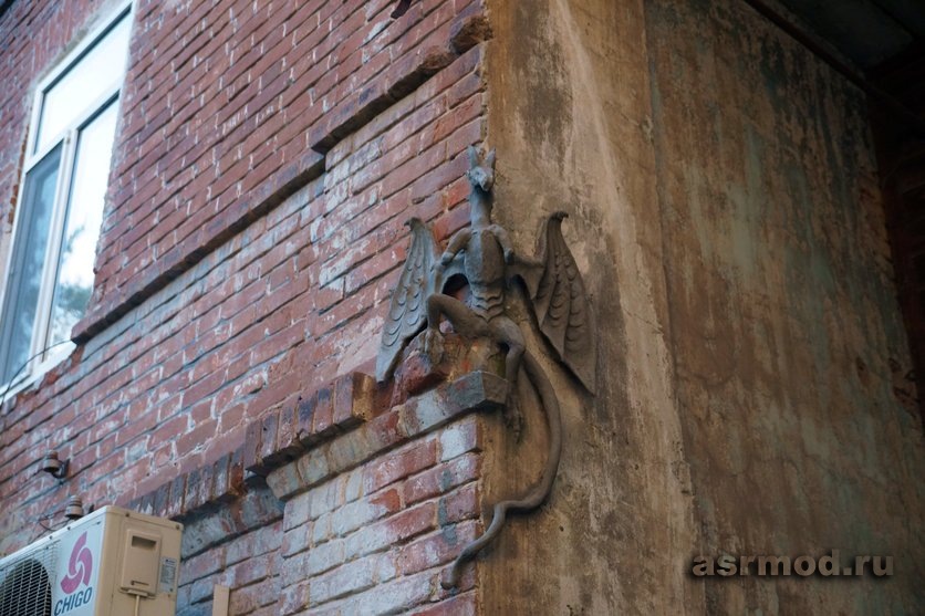 Саратов. Скульптура дракона на стене