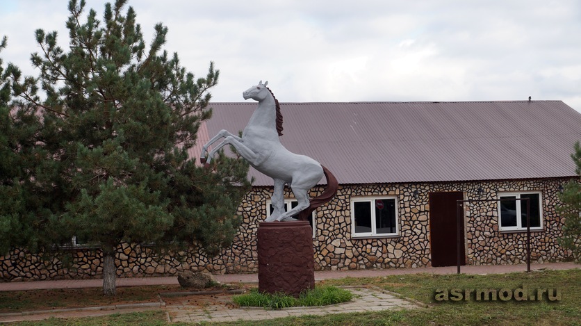 Энгельс. Скульптура коня у конно-спортивной школы «Гия»